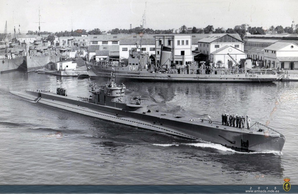 1955. SUBMARINO D-2 saliendo de la Base de Submarinos. Foto Casaus